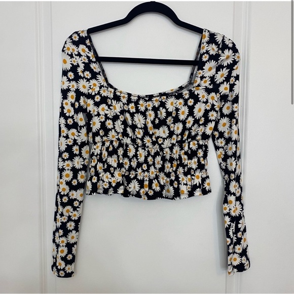 Black Daisy Cropped Long Sleeve - Picture 2 of 3